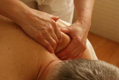 Bấm huyệt vùng vai gáy