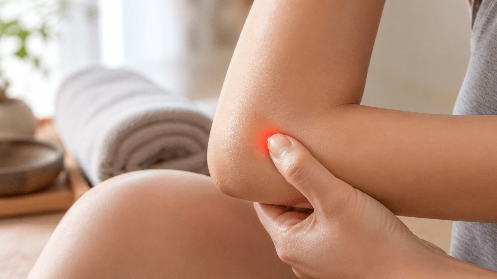 Bấm huyệt hỗ trợ giảm đau khuỷu tay (tennis elbow) tại nhà bằng huyệt Khúc Trì