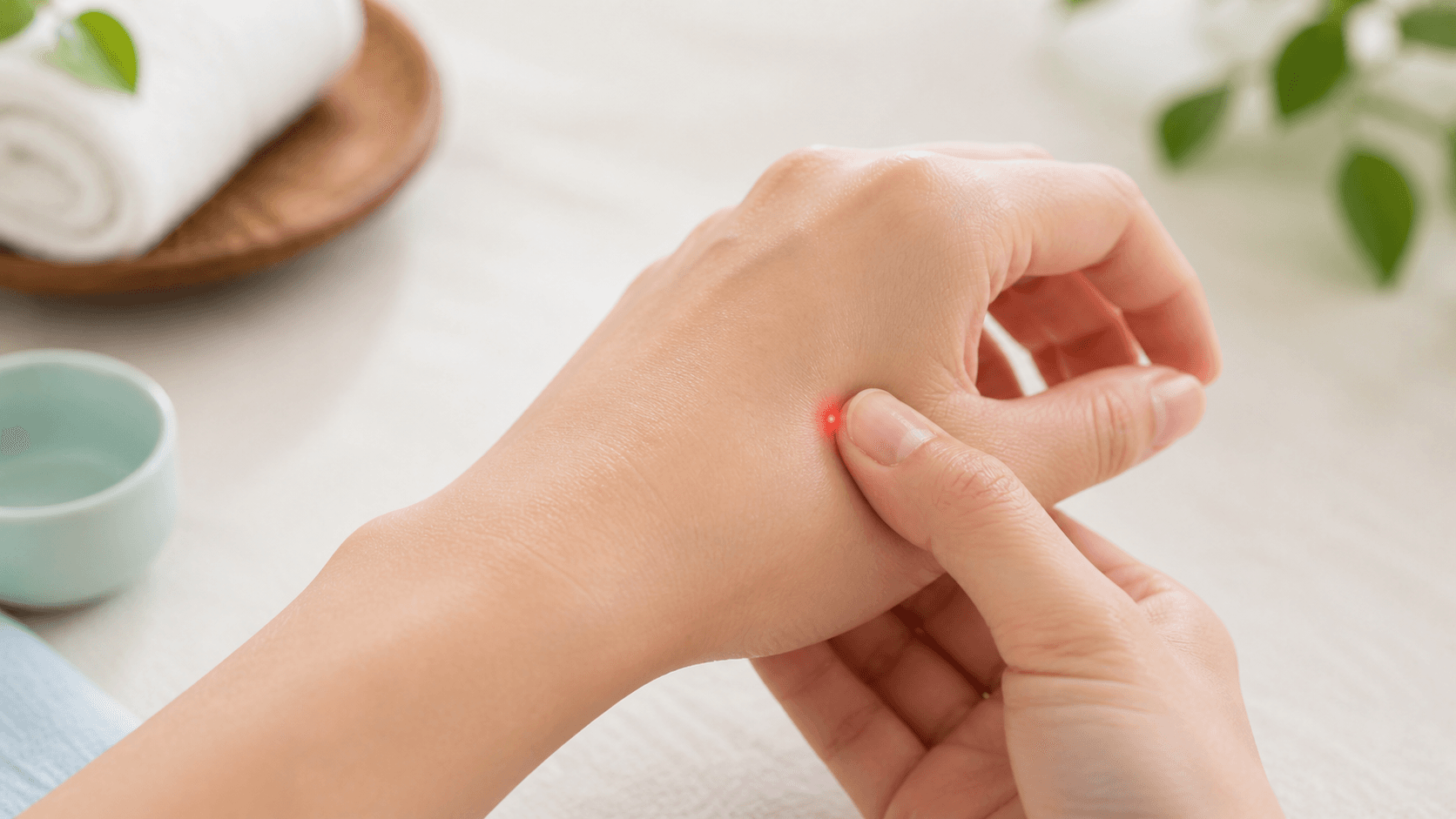 Bấm huyệt hỗ trợ giảm đau răng tại nhà bằng huyệt Hợp Cốc